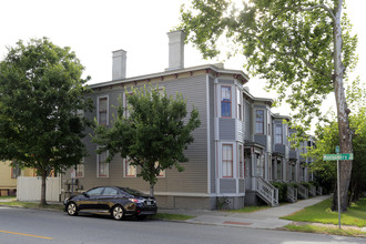 314 W Hall St in Savannah, GA - Building Photo - Building Photo