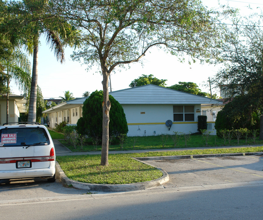 2191 NE 167th St in North Miami Beach, FL - Foto de edificio