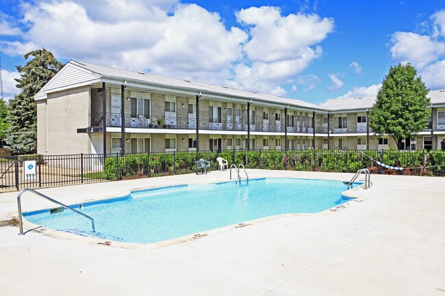 Holiday Manor East in Roseville, MI - Foto de edificio - Building Photo