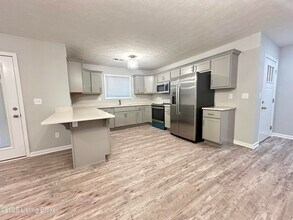 514 Eagle Pointe Dr in Louisville, KY - Building Photo - Building Photo