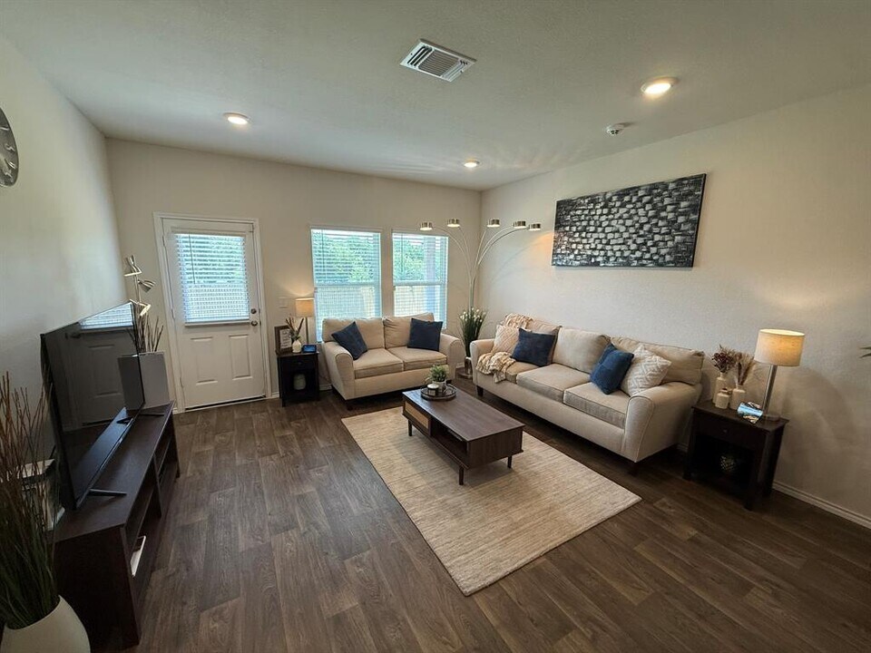 13016 Roving Pass in Elgin, TX - Building Photo