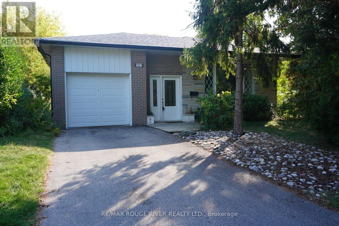 223 Parlette Ave in Toronto, ON - Building Photo