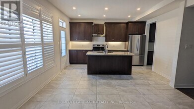 3270 Mintwood Cir in Oakville, ON - Building Photo - Building Photo