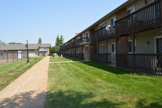 Manchester Court Apartments in Oak Forest, IL - Building Photo - Building Photo