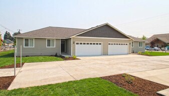 885 NW 2nd St., Unit 887 NW 2nd Street, Prineville, OR 97754 in Prineville, OR - Building Photo