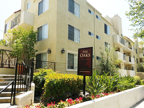 The Oaks Apartments in Burbank, CA - Foto de edificio