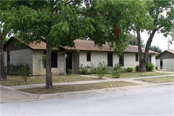 221 Peach St in Luling, TX - Building Photo - Building Photo