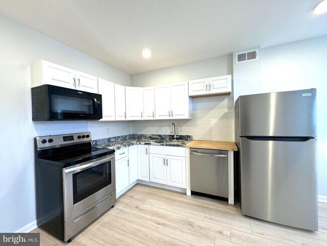 property at 2406 W Thompson St