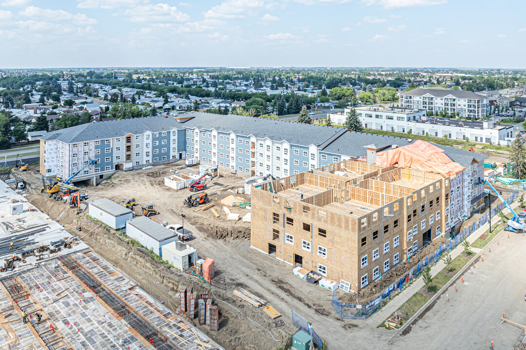 6470 Laubman St NW in Edmonton, AB - Building Photo