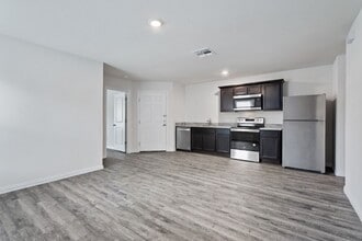 1153 Magnolia St in Seguin, TX - Building Photo - Building Photo