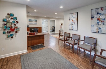 Carriage House East in Indianapolis, IN - Foto de edificio - Building Photo
