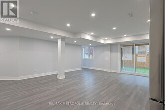 75 Eastgrove Sq in East Gwillimbury, ON - Building Photo - Building Photo