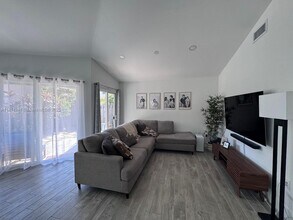 5593 NW 102nd Pl in Doral, FL - Building Photo - Building Photo