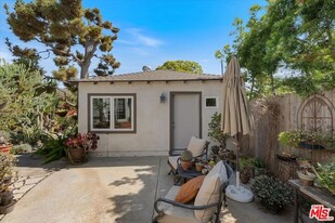 2401 21st St in Santa Monica, CA - Building Photo