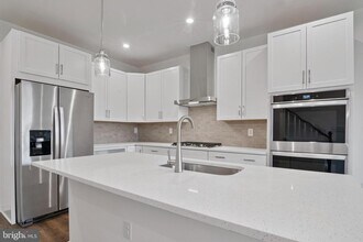 20935 Bluebird Sq in Countryside, VA - Foto de edificio - Building Photo