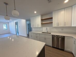 1060 Main St in Millis, MA - Foto de edificio - Building Photo