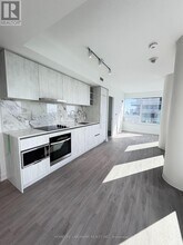 8 Wellesley St W in Toronto, ON - Building Photo - Building Photo