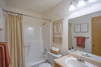 Warrington Apartments in Oklahoma City, OK - Building Photo - Interior Photo