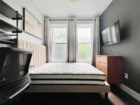 Furnished room/NOT APARTMENT in Queens, NY - Building Photo