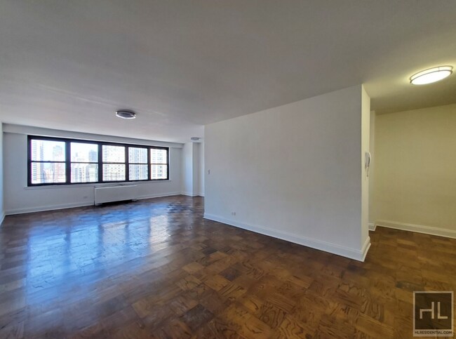 East 82nd Street in New York, NY - Building Photo - Building Photo