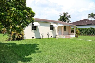 2640 SW 79th Ave in Miami, FL - Building Photo - Building Photo