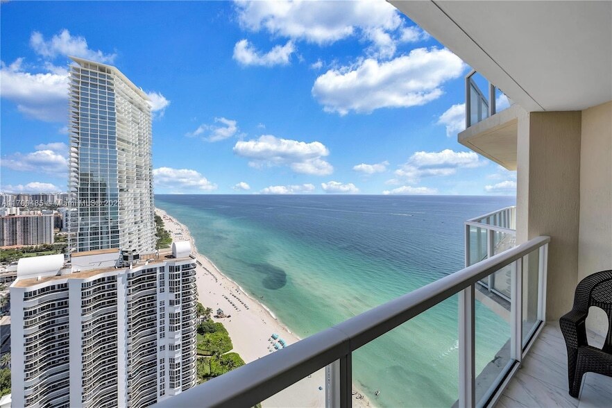 16699 Collins Ave, Unit 3904 in Sunny Isles Beach, FL - Foto de edificio