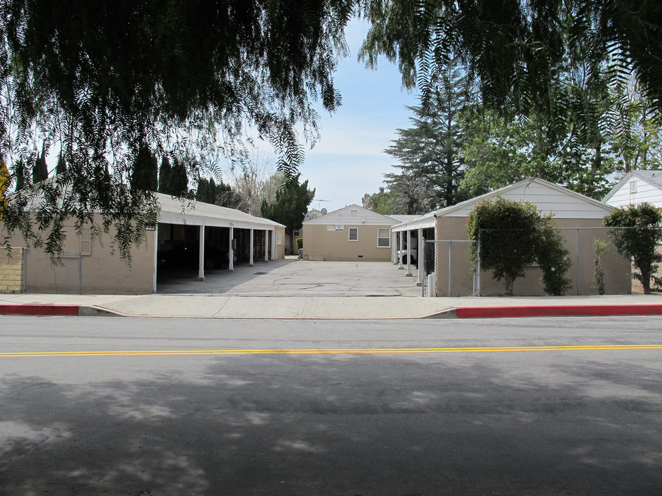 Vista Del Valle in San Fernando, CA - Building Photo