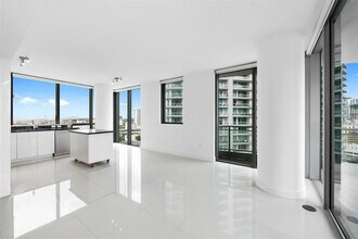92 SW 3rd St, Unit 2110 in Miami, FL - Building Photo - Building Photo