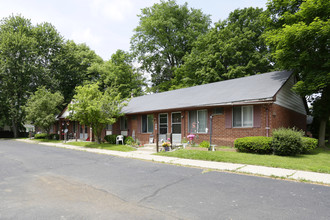 Golden Tree Apartments, A 55+ Community in Portage, MI - Foto de edificio - Building Photo