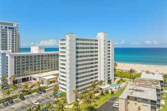 Villa Towers in Riviera Beach, FL - Building Photo - Building Photo