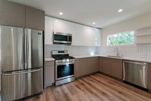 521 N Flores St in West Hollywood, CA - Building Photo