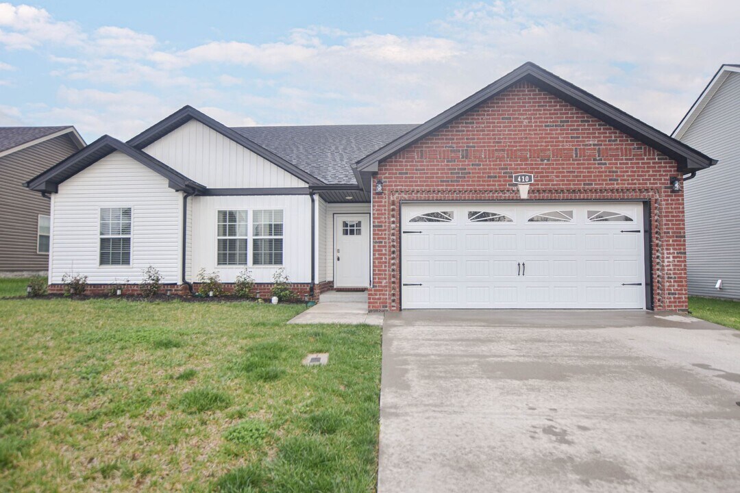 410 Irish Hls Dr in Clarksville, TN - Building Photo