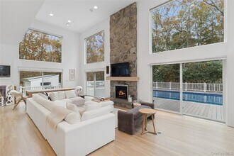 17 Lyme Ln in East Hampton, NY - Foto de edificio - Building Photo