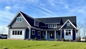 853 Club Dr W in Aurora, OH - Building Photo