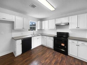 5109 Wilmington St, Unit 1-204 in Houston, TX - Building Photo - Building Photo