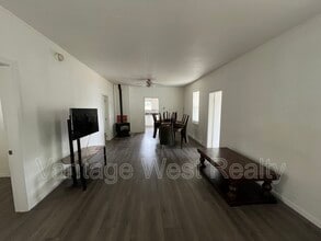 175 Eckhardt Ave W in Penticton, BC - Building Photo - Building Photo