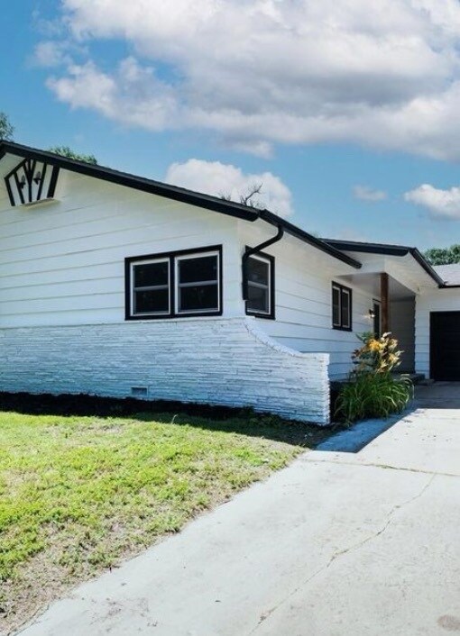 5613 E 17th St N in Wichita, KS - Building Photo