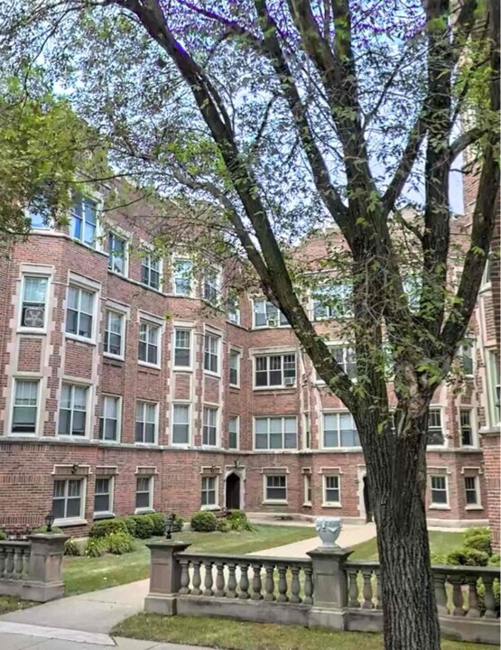 1726 E 70th St in Chicago, IL - Building Photo