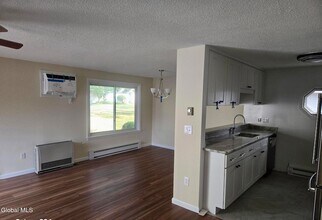 36 Donna Lynn Dr in East Greenbush, NY - Foto de edificio - Building Photo