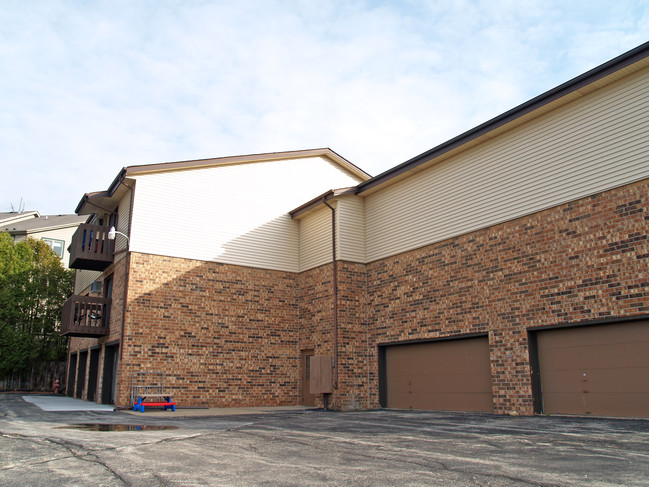 440 Manchester Ln in Hartland, WI - Foto de edificio - Building Photo