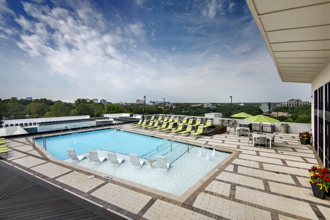The Maddux at Shadowood in Atlanta, GA - Foto de edificio