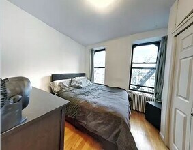 214 East 10th Street in New York, NY - Foto de edificio - Building Photo