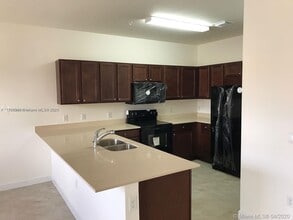 230 NW 109th Ave, Unit 111 in Miami, FL - Building Photo - Building Photo