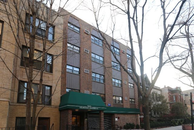 558 W Arlington in Chicago, IL - Foto de edificio