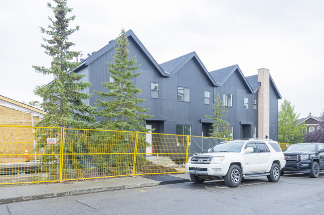 2201 28 Av SW in Calgary, AB - Building Photo - Building Photo