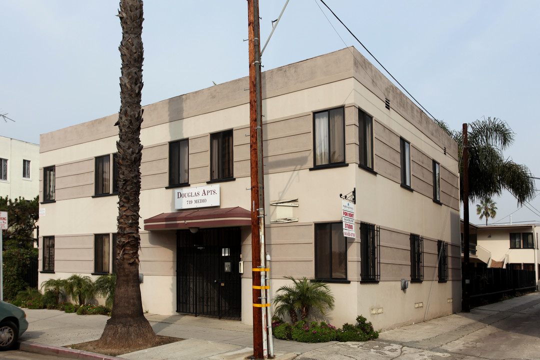 Douglas Apartments in Long Beach, CA - Foto de edificio