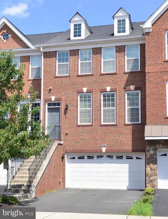 property at 43275 Mitcham Square