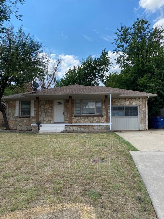 2264 Downing St in The Village, OK - Building Photo