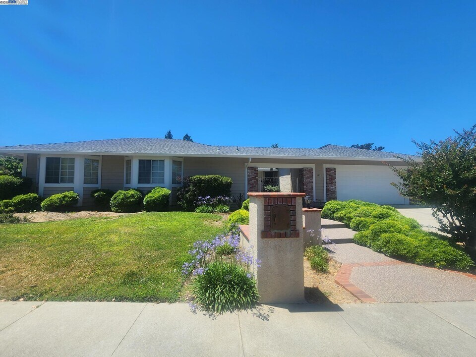 1277 Concord St in Pleasanton, CA - Building Photo