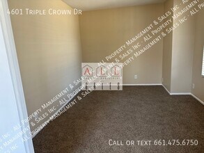 4601 Triple Crown Dr in Bakersfield, CA - Building Photo - Building Photo